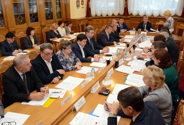 Областной бюджет 2020-2022 годов обсуждается в комитетах регионального парламента