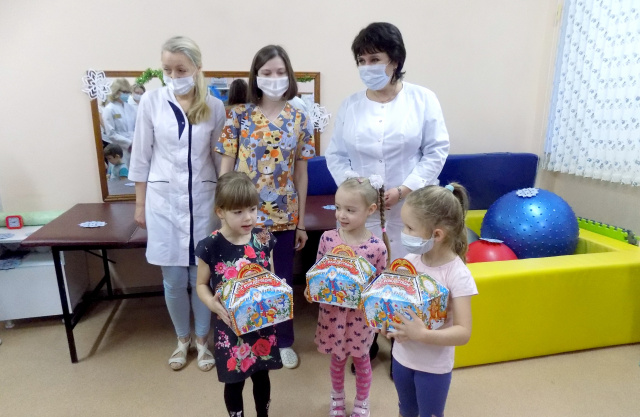 Анна Малышкина поздравила юных пациентов НИИ материнства и детства с наступающим Новым годом и Рождеством