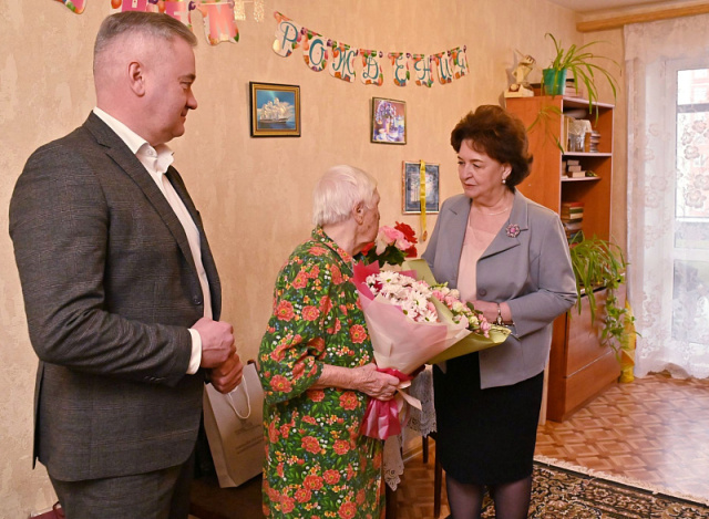 Марина Дмитриева вручила труженице тыла медаль к 80-летию Победы