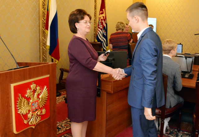 Первокурсники РАНХиГС получили студенческие билеты в региональном парламенте