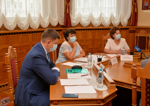 Накануне начала учебного года в областной Думе прошла встреча с представителями  общественных объединений педагогов