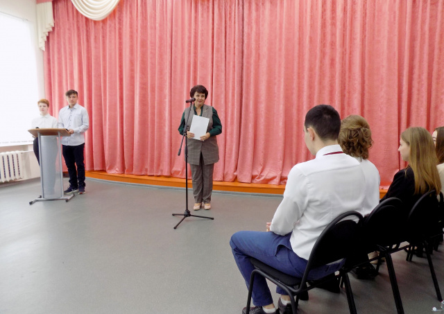 Депутаты поздравляют выпускников с праздником Последнего звонка