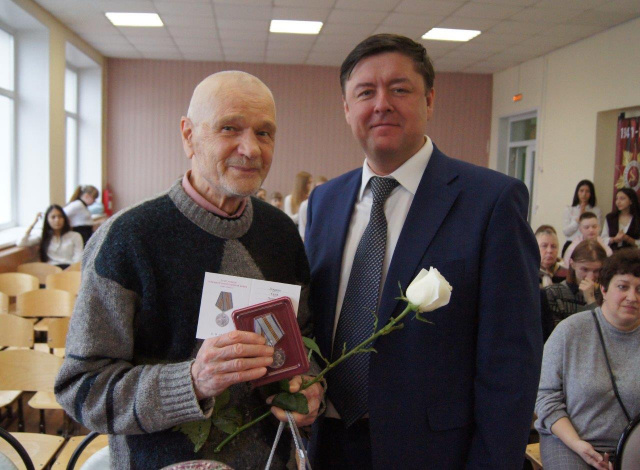 Виктор Торопов вручил ветеранам медали в честь 75-летия Победы