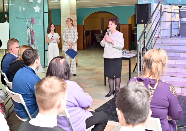 Марина Дмитриева открыла интерактивную фотовыставку «Вся гордость учителя в учениках»