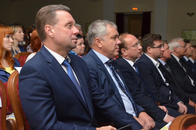 Депутаты регионального парламента поздравили строителей области с профессиональным праздником Депутаты регионального парламента поздравили строителей области с профессиональным праздником