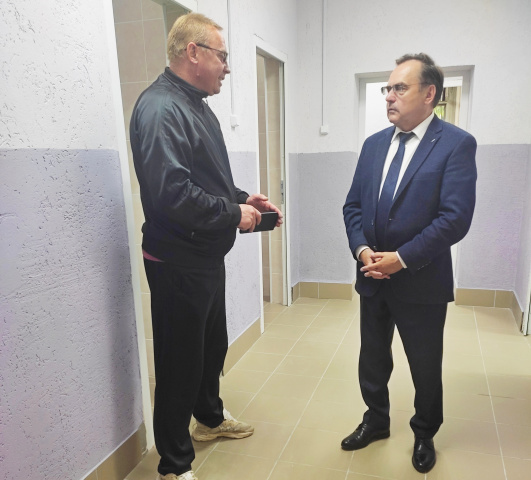 Анатолий Буров оценил ход ремонта в вичугском спорткомплексе «Машиностроитель» 