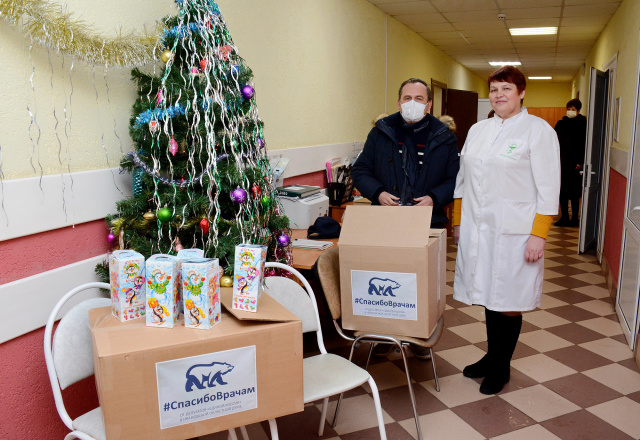 Коллективу Приволжской ЦРБ вручили новогодние гостинцы для детей