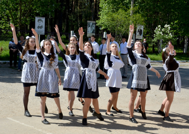 Депутаты поздравили выпускников школ с праздником Последнего звонка