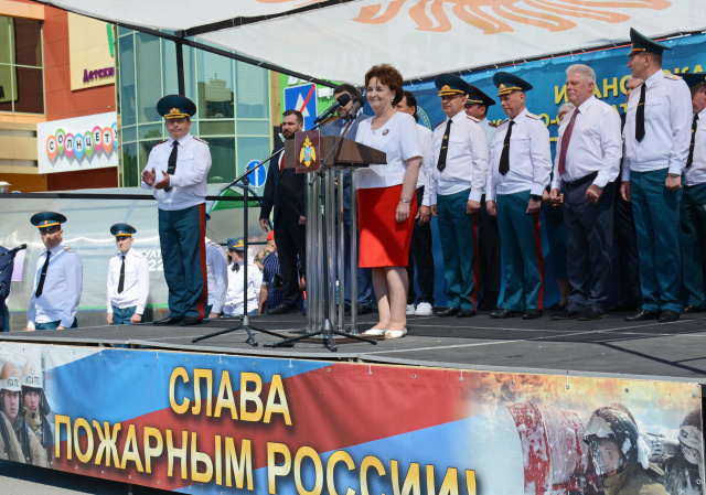 Марина Дмитриева поздравила выпускников Ивановской пожарно-спасательной академии