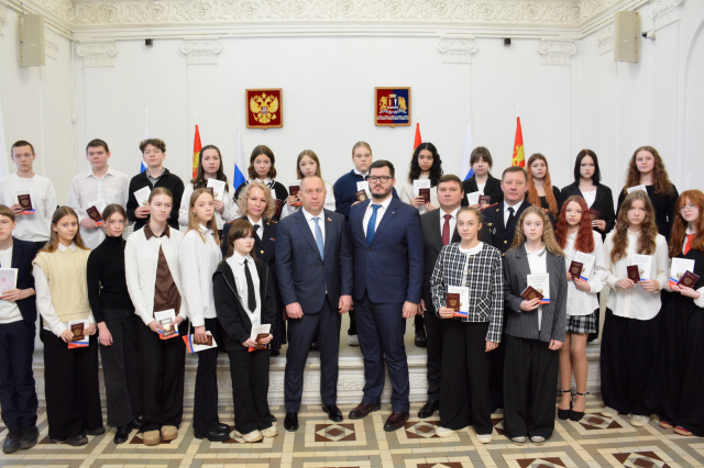 Молодые ивановцы получили паспорта в День Конституции