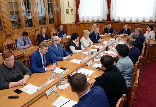 Депутаты-«единороссы» инициируют программу по обновлению школьных спортзалов в городах области Депутаты-«единороссы» инициируют программу по обновлению школьных спортзалов в городах области