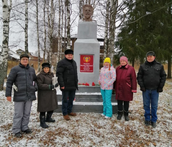 Депутаты оказали содействие в реконструкции памятника Михаилу Калинину в селе Филисово
