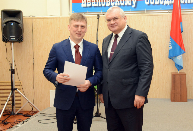Александр Фомин вручил награды Ивановской областной Думы работникам сферы ЖКХ