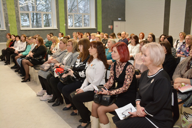 В областном центре прошел региональный родительский форум «Семья – основа воспитания»
